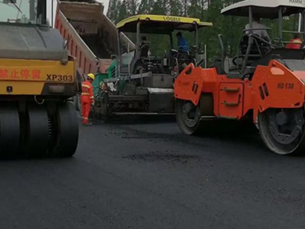 沥青路面施工公司需要哪些设备和资质 沥青路面施工设备.jpg